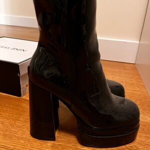 Chunky latex heel boot